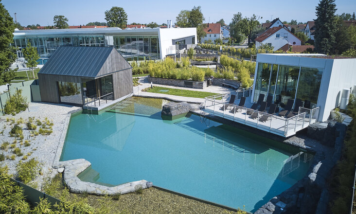 Luftaufnahme der Wasserlandschaft mit Balena-System im Freizeitbad und Saunaanlage „fresch" in Freising mit Pool und Gebäuden