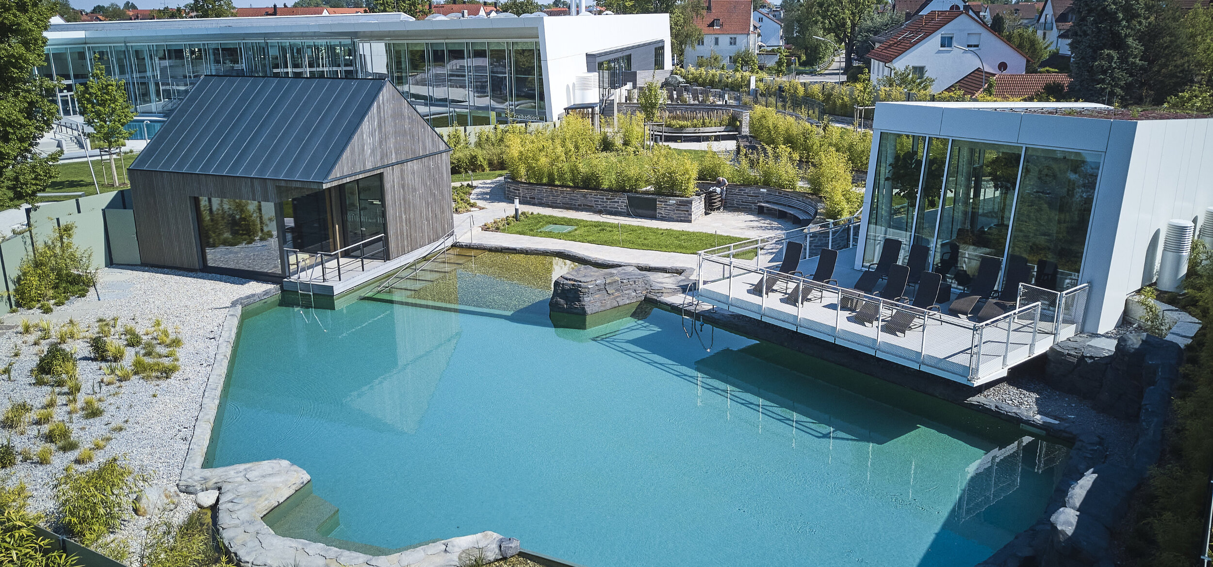 Luftaufnahme der Wasserlandschaft mit Balena-System im Freizeitbad und Saunaanlage „fresch" in Freising mit Pool und Gebäuden