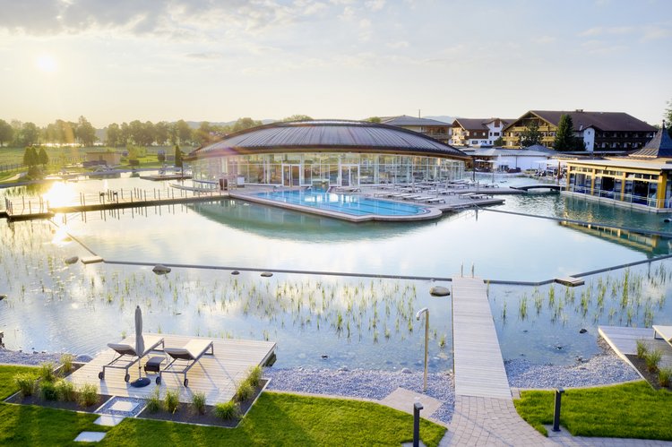 Poollandschaft mit Liegen Die Poollandschaft mit Balena-System des „König Ludwig” Wellness & SPA Resort mit Badeliegen und Bepflanzung